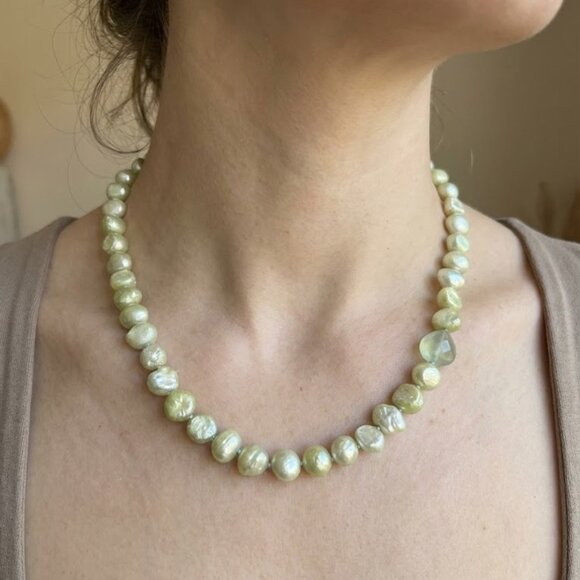Spring Green Hand Knotted Pearl Necklace - Hand Made in Canada - Picture 2 of 8